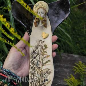 Anioł ceramiczny z botanicznym motywem na ścianę