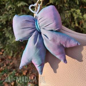 kokarda, wzór kameleon, brelok, styl romantyczny