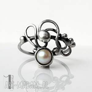 sorbus ii srebrny pierścionek z perłą, metaloplastyka srebro, minimalistyczny