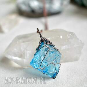 blue net - naszyjnik z kryształem w barwie błękitu biżuteria miedziana