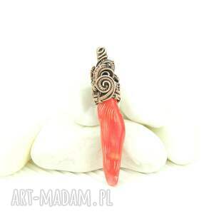 wisiorek z koralem, wire wrapping, biżuteria artystyczna