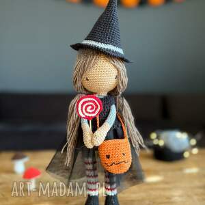 halloweenowa czarownica prezent dla dziecka, lalka na szydełku
