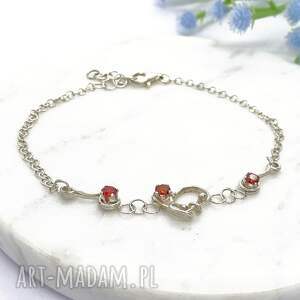 Srebrna serce z cyrkonią, delikatna bransoletka