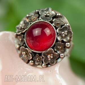 pierścionek z czerwonym agatem otoczony srebrnymi kwiatami a847