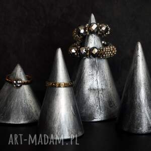 rzeźba z gipsu, cztery stożki na biżuterię, srebrny księżycowy metaliczny