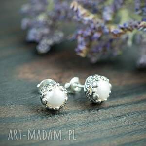 srebrne sztyfty z perłami w ozdobnej oprawie, kolczyki perłowym oczkiem białe