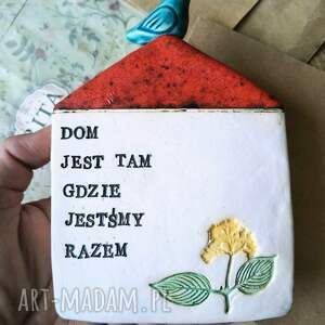 pomysł na świąteczny prezent Domek z sentencją i kwiatkiem, ceramika