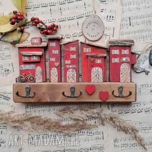 Prezent Wieszak z czerwonymi domkami No 1, drewna