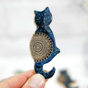 ceramiczny magnes na lodówkę - niebieski kot posiadaczki