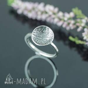 srebrny pierścionek z listkami roślinny wzór nowoczesny, minimalistyczny