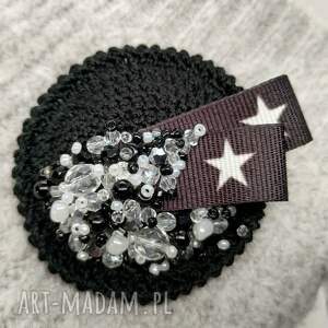 broszka okrągła szydełkowa czarna ze szklanymi kryształkami