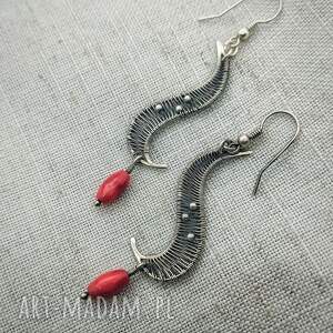 długie srebrne kolczyki z koralem - oksydowane, unikatowe, technika wire