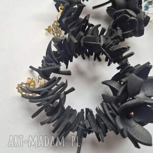 kolczyki leciutkie czarne kwiaty na bazie koła bardzo bujne końcówka bigla