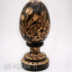 dekoracje wielkanocne ręcznie dekorowane drewniane jajko z podstawką - wzór łąka
