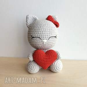 kotek z serduszkiem, szydełkowa maskotka szydełku, walentynki