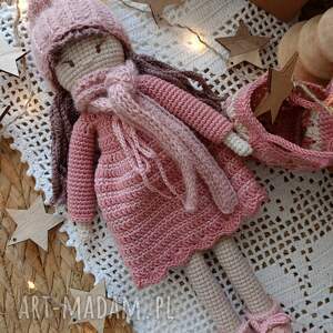 Lalka szydełkowa w różowej sukieneczce, prezent