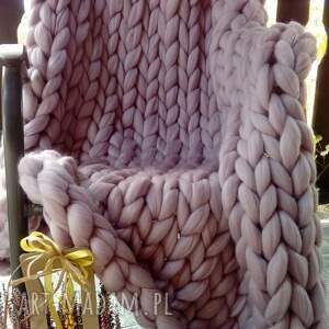 koc z wełny czesankowej merynos, brudny róż, narzuta ręcznie placiona