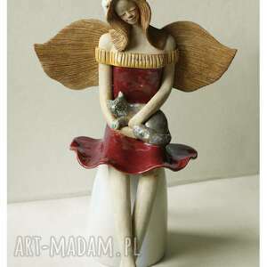 ręcznie robione ceramika anioł w bordowej sukni z kotem i w wianuszku