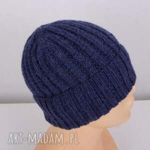 Męska czapka w granatowym kolorze - praktyczny prezent