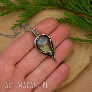 wisiorek z kolorowym labradorytem, wire wrapping stal chirurgiczna