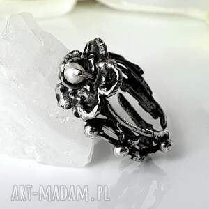 daisy srebrny pierścionek z perłą, metaloplastyka