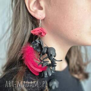 kolczyki leciutkie czerwono - czarne bardzo pióra,wykonane w pojedynczym