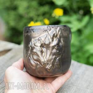 handmade ceramiczny kubek z klaczą i źrebakiem - stare złoto ok 350 ml ceramika