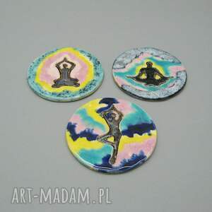 handmade ceramika joga „radość życia” - kolorowa podkładka z pozą jogi