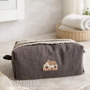 Prezent Kosmetyczka z ręcznym haftem domku, haftowana