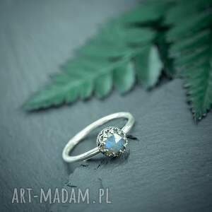 srebrny pierścionek z labradorytem i gładką obrączką, pierścionek z niebieskim