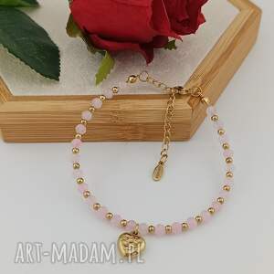 Złota bransoletka z kwarcem różowym i serduszkiem ze stali chirurgicznej - handmade