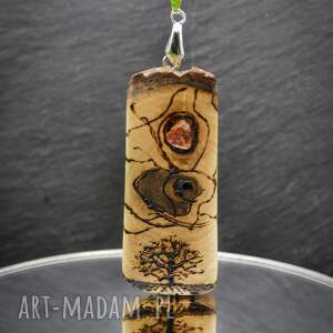 wisiorek z drewna orzecha, bursztynem - ręcznie rzeźbiony, wzory wypalane