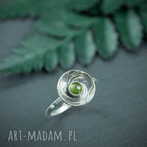 srebrny pierścionek ze wzorem spiralnym i perydotem, srebrny pierścionek z zielonym