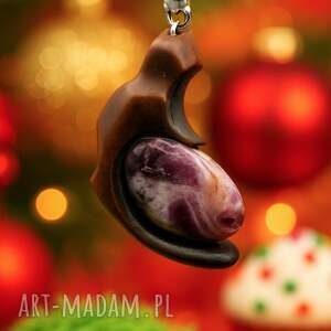 wisiorek ametyst - orzech, żywioł ognia i natury, biżuteria z drewna, pirografia