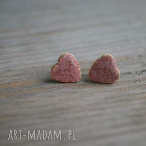 ceramiczne różowe kolczyki serduszka sztyfty serca prezent