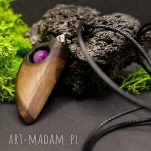 wisiorek z agatem magentowy pazur - ogień, natura i odwaga, orzech, pirografia
