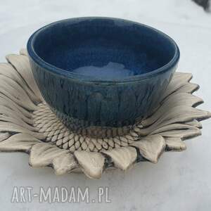 na kwiatowym talerzyku, czarka, kawa herbata, prezent