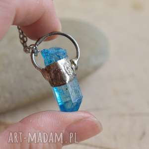 niebieski kryształ - wisior z niebieskim kryształem górskim prezent dla siostry