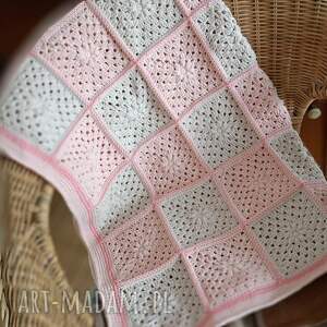 szydełkowy kocyk w odcieniach różu na szydełku, dla dziecka, prezent
