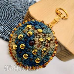 brelok szydełkowy w odcieniach zieleni z ćwiekami