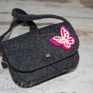 handmade dla dziecka mała torebka z grafitowego filcu różowy motylek