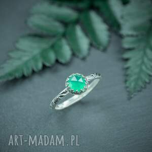 pierścionek z zielonym chalcedonem w srebrnej koronce