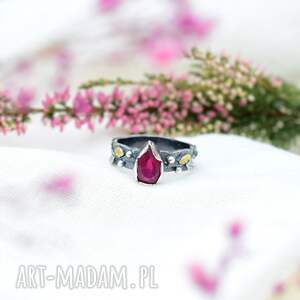 Pierścionek w Surowym Stylu z Listkami i Rubinem