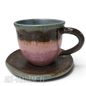 Ręcznie robiona filiżanka ceramiczna z podstawką