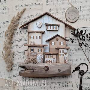 rustykalny wieszak z jasnym miasteczkiem no 1, pomysł na prezent, ręcznie