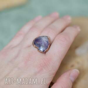 Pierścionek miedziany z ametystem w kształcie serca