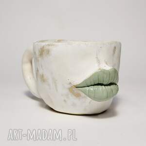 kubek z ręcznie rzeźbionymi zielonymi ustami, rzemiosło artstyczne, sztuka