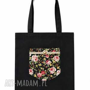 Czarna torba bawełniana na ramię handmade z kwiatową naszywką, koronką i złotym guzikiem