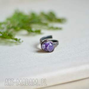 simple amethyst ii - pierścionek w surowym stylu z miedzi