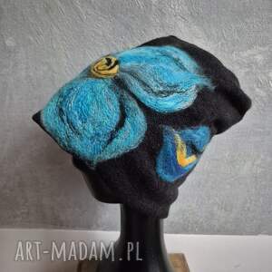czapka wełniana filcowana zimowa czarna handmade w kwiaty na podszewce